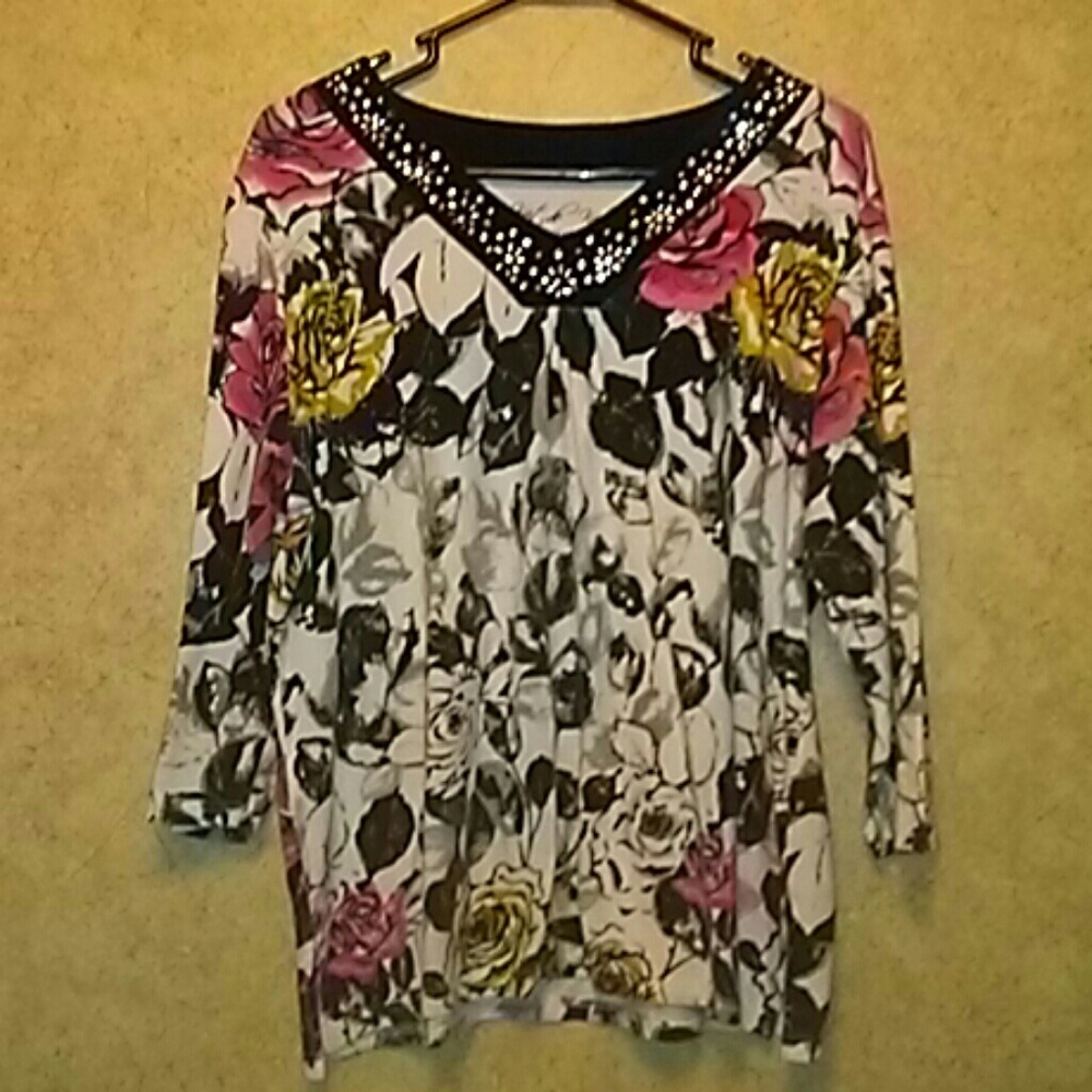 ⭐5/$20⭐Woman's 3/4 sleeve top.